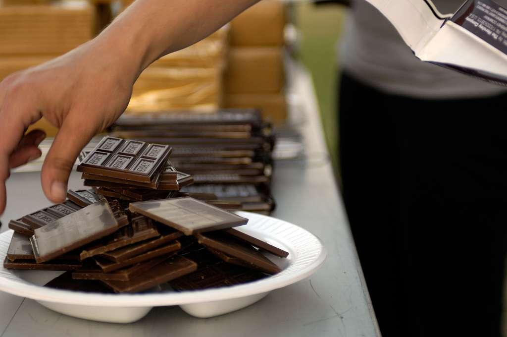 Can we eat chocolate that has turned grey?