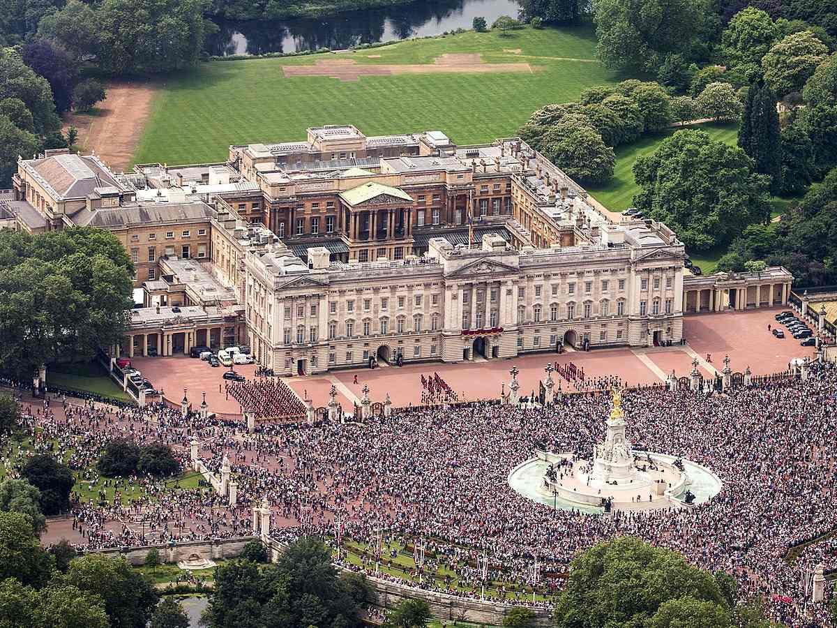 Top 5 Buckingham Palace Facts - Is there a tunnel inside the palace